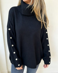 Mara | Damen Oversized Langarm-Turtleneck-Pullover mit Knöpfen in Schwarz