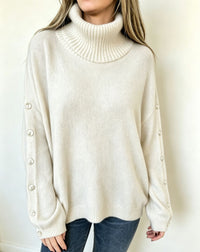Mara | Damen Oversized Langarm-Turtleneck-Pullover mit Knöpfen in Weiß