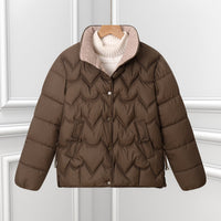 Damen kurze Steppjacke mit Bogensteppung und Druckknopfblende in Braun