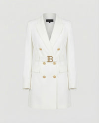Gertrude | Damen Doppelreiher Mantelblazer Logoschließe – Mantel Blazer Logo 2026 in Creme