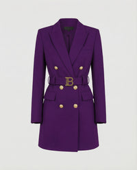 Gertrude | Damen Doppelreiher Mantelblazer Logoschließe – Mantel Blazer Logo 2026 in Lila