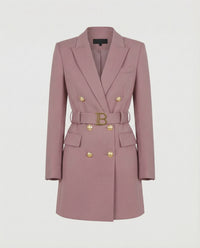 Gertrude | Damen Doppelreiher Mantelblazer Logoschließe – Mantel Blazer Logo 2026 in Rosa