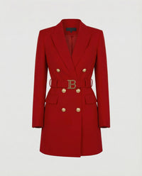 Gertrude | Damen Doppelreiher Mantelblazer Logoschließe – Mantel Blazer Logo 2026 in Rot