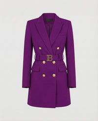 Gertrude | Damen Doppelreiher Mantelblazer Logoschließe – Mantel Blazer Logo 2026 in Violett