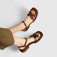 Vera | Elegante flache Sandale für Damen in Braun
