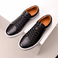 Turnschuhe aus echtem Leder in Schwarz