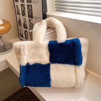 Stilvolle Plüschhandtasche für Damen – vielseitiger Stauraum – Winteraccessoire in Weiß/Blau