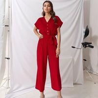 Evelyne™ Jumpsuit aus Soft-Stoff mit Knöpfen und Bindegürtel in Rot