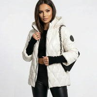 Vogue™ Steppjacke aus Baumwolle mit Strukturierter Kapuze und Layered-Ärmeldesign in Weiß