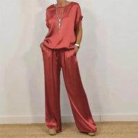 Aurelle™ Set mit fließender Silhouette und satinierter Haptik in Rot
