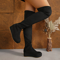 Aveline | Damen Overknee-Stiefel mit Keilabsatz und elastischem Schaft in Schwarz