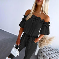 CAMILA – Schicker Off-Shoulder Volant-Hüftgurt-Jumpsuit in Schwarz