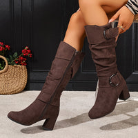 Hedvig | Damen kniehohe Stiefel in Slouch-Optik mit Doppelschnalle in Kaffee