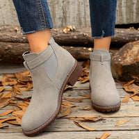 Nerida | Damen Chelsea-Stiefeletten mit Blockabsatz und Schnallenriemen in Grau