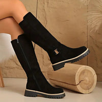Bertine | Damen kniehohe Stiefel mit Schnallendetail und Profilsohle in Schwarz