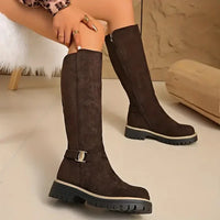 Bertine | Damen kniehohe Stiefel mit Schnallendetail und Profilsohle in Braun