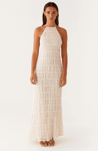 Caroline | Texturiertes Halterneck-Maxikleid in Weiß