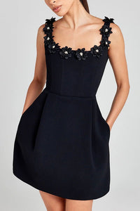 Cindy | Feminines Mini-Kleid mit Blumenapplikationen in Schwarz