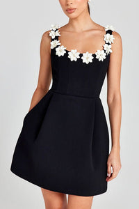 Cindy | Feminines Mini-Kleid mit Blumenapplikationen in Schwarz und weiß