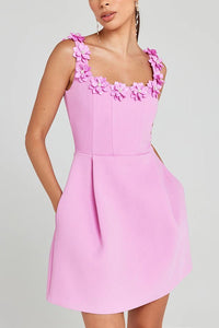 Cindy | Feminines Mini-Kleid mit Blumenapplikationen in Rosa