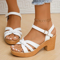 Gwendolyn | Damen Riemchensandalen Geflochtene Details in Weiß