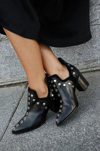 Charlotte | Damen Ankle Boots Schwarz Spitze Nieten Blockabsatz in Schwarz