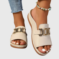 Damen Flat Mule-Sandalen mit breitem Riemen und Goldkettenornament in Creme