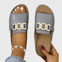 Damen Flat Mule-Sandalen mit breitem Riemen und Goldkettenornament in Grau