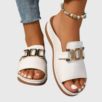 Damen Flat Mule-Sandalen mit breitem Riemen und Goldkettenornament in Weiß