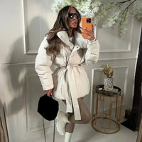 Damen Gesteppte Pufferjacke mit Gürtel breitem Kragen Brusttaschen und gerippten Bündchen in Beige