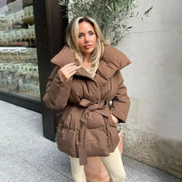 Damen Gesteppte Pufferjacke mit Gürtel breitem Kragen Brusttaschen und gerippten Bündchen in Braun