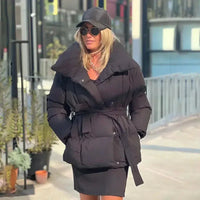 Damen Gesteppte Pufferjacke mit Gürtel breitem Kragen Brusttaschen und gerippten Bündchen in Schwarz