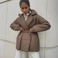Damen Gesteppte Pufferjacke mit Gürtel breitem Kragen und gerippten Bündchen in Kamel