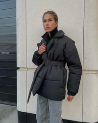 Damen Gesteppte Pufferjacke mit Gürtel breitem Kragen und gerippten Bündchen in Schwarz
