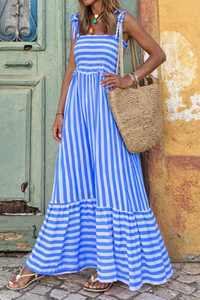 Damen Gestreiftes Maxikleid mit Bindebandträgern und Gerafftem Oberteil und Stufenrock in Blau