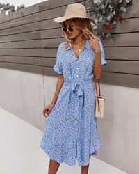 Damen Hemdblusenkleid mit Knopfleiste Bindegürtel Kurzen Ärmeln und Blumenmuster in Midilänge in Blau