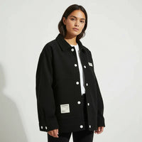 Damen-Hemdjacke mit Knopfleiste und aufgesetzten Taschen in Schwarz