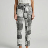 Damen-Hose mit geradem Bein aus Patchwork-Denim in Grau