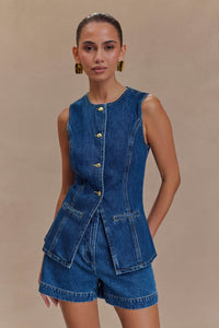 Damen Jeansset mit ärmelloser Weste mit Knopfleiste und Taschen sowie kurzer Hose mit hohem Bund in Blau