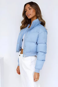 Damen Kurze Gesteppte Pufferjacke mit breitem Kragen Druckknöpfen und gerippten Bündchen in Blau