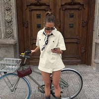 Damen Kurze-Hosen-Set mit Umlegekragen Kurzen Ärmeln und Aufgesetzten Brusttaschen in Cremefarben