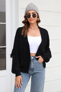 Damen Kurze Strickjacke mit Offener Front Fransenbesatz an den Ärmeln und Rippstrick Muster in Schwarz