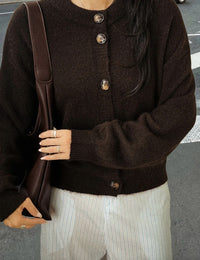 Damen Kurze Strickjacke mit Rundhalsausschnitt Knopfverschluss fallenden Schultern und gerippten Bündchen in Braun