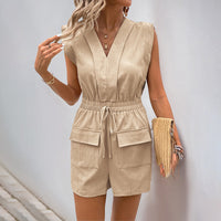 Damen Kurzer Jumpsuit mit V-Ausschnitt Kordelzug an der Taille und aufgesetzten Taschen in Beige