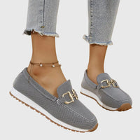 Damen Loafer mit Metallspange und perforierter Oberfläche in Grau
