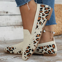 Damen Loafer mit perforierter Oberfläche und quadratischem Zehenbereich in Beige mit Leopardenmuster