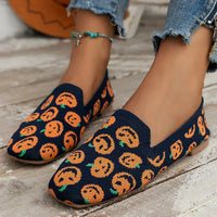 Damen Loafer mit perforierter Oberfläche und quadratischem Zehenbereich in Dunkelblau mit Kürbismuster
