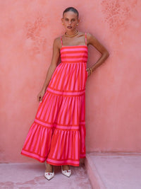 Damen Maxikleid mit geradem Ausschnitt und Spaghettiträgern mit Stufenrock und Streifenmuster in Rot