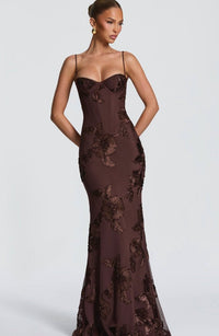 Damen Maxikleid mit Herzausschnitt und Spaghettiträgern mit Schnürung am Rücken und Blumenapplikationen in Braun