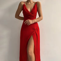Damen Langes Kleid mit Spaghettiträgern V-Ausschnitt seitlichem Schlitz und Knopfdetail in Rot